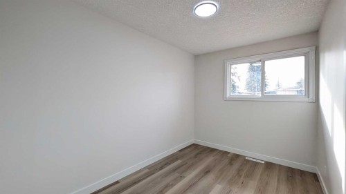 4 Harvey Place Sw, Calgary, AB - Indoor Photo Showing Other Room