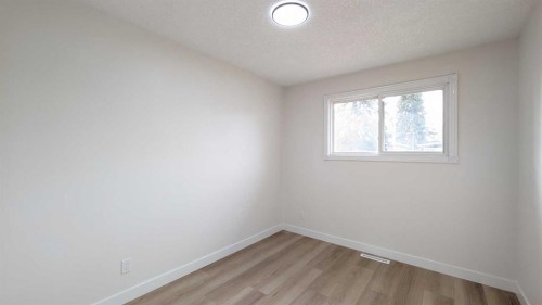 4 Harvey Place Sw, Calgary, AB - Indoor Photo Showing Other Room
