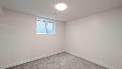 4 Harvey Place Sw, Calgary, AB - Indoor Photo Showing Other Room