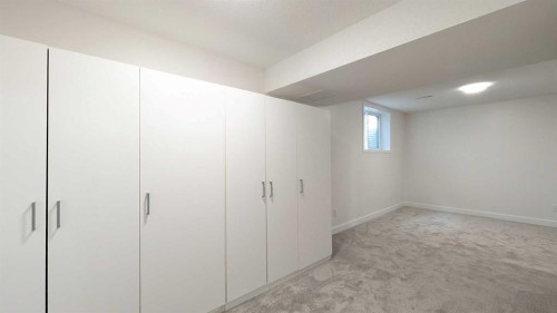 4 Harvey Place Sw, Calgary, AB - Indoor Photo Showing Other Room