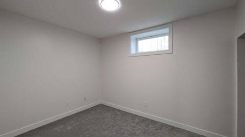 4 Harvey Place Sw, Calgary, AB - Indoor Photo Showing Other Room