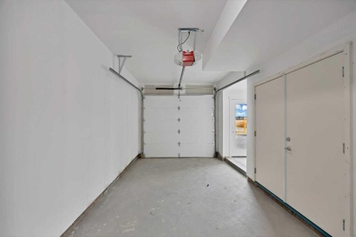612 Red Sky Villas Ne, Calgary, AB - Indoor Photo Showing Garage