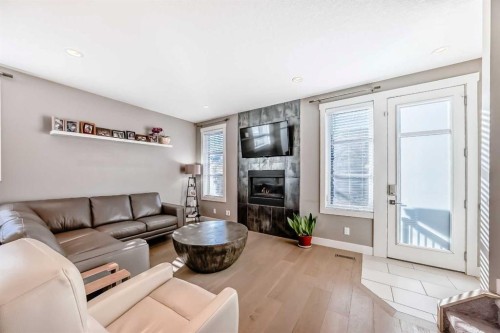2-413 25 Avenue Ne, Calgary, AB - Indoor Photo Showing Living Room With Fireplace
