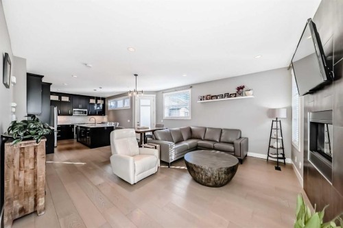 2-413 25 Avenue Ne, Calgary, AB - Indoor Photo Showing Living Room
