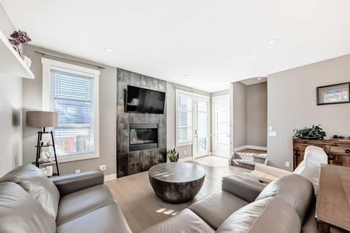 2-413 25 Avenue Ne, Calgary, AB - Indoor Photo Showing Living Room With Fireplace