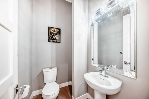 2-413 25 Avenue Ne, Calgary, AB - Indoor Photo Showing Bathroom