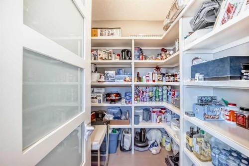 2-413 25 Avenue Ne, Calgary, AB - Indoor With Storage