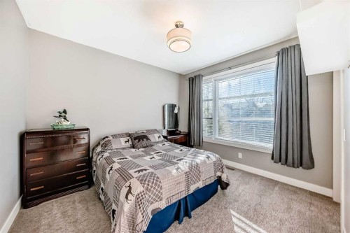 2-413 25 Avenue Ne, Calgary, AB - Indoor Photo Showing Bedroom