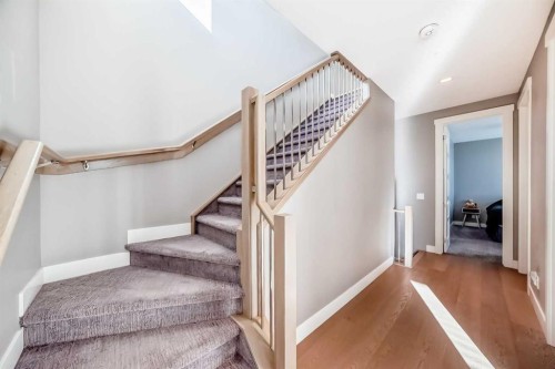 2-413 25 Avenue Ne, Calgary, AB - Indoor Photo Showing Other Room