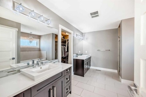 2-413 25 Avenue Ne, Calgary, AB - Indoor Photo Showing Bathroom