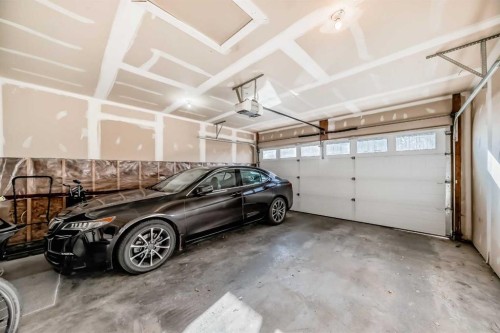 2-413 25 Avenue Ne, Calgary, AB - Indoor Photo Showing Garage