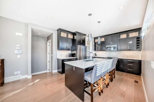 2-413 25 Avenue Ne, Calgary, AB - Indoor Photo Showing Kitchen With Upgraded Kitchen