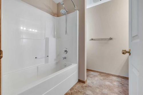 87 Coventry Road Ne, Calgary, AB - Indoor Photo Showing Bathroom