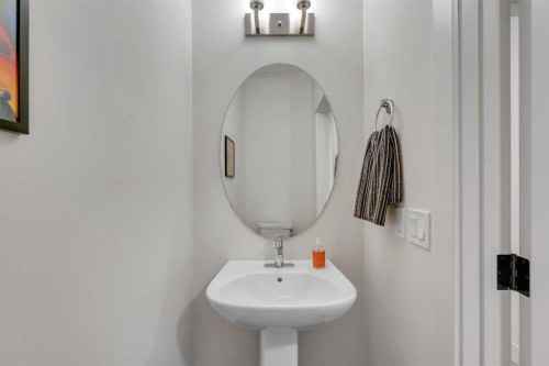941 Cobblemore Common Sw, Airdrie, AB - Indoor Photo Showing Bathroom