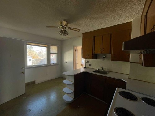 2424 17 Avenue Sw, Calgary, AB - Indoor Photo Showing Kitchen