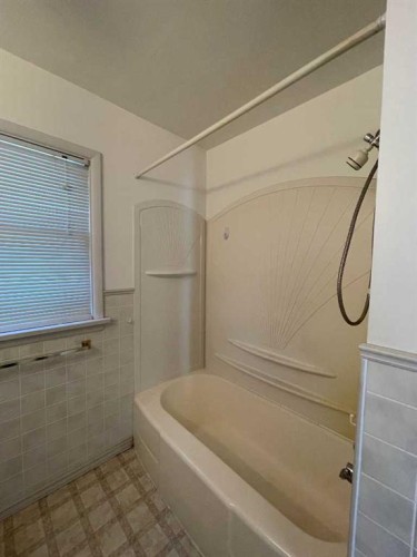 2424 17 Avenue Sw, Calgary, AB - Indoor Photo Showing Bathroom