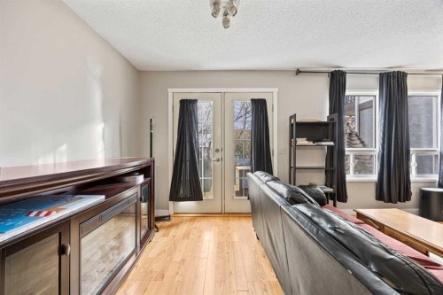 502 Signal Hill Green Sw, Calgary, AB - Indoor Photo Showing Kitchen