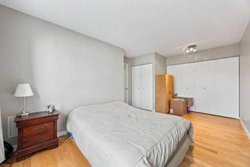 502 Signal Hill Green Sw, Calgary, AB - Indoor Photo Showing Bedroom