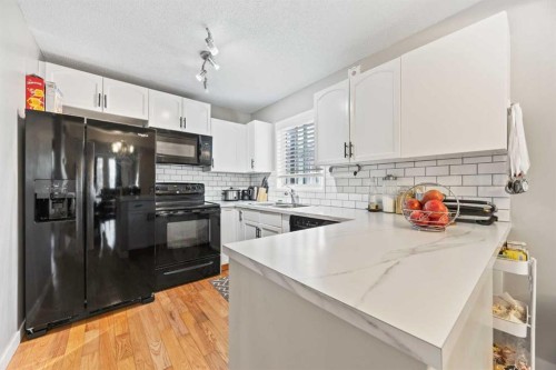 502 Signal Hill Green Sw, Calgary, AB - Indoor Photo Showing Kitchen With Upgraded Kitchen