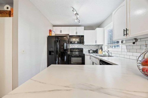 502 Signal Hill Green Sw, Calgary, AB - Indoor Photo Showing Kitchen With Double Sink