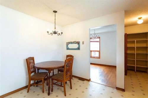 7803 Hunterslea Crescent Nw, Calgary, AB - Indoor Photo Showing Dining Room
