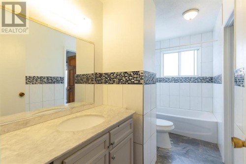 7803 Hunterslea Crescent Nw, Calgary, AB - Indoor Photo Showing Bathroom