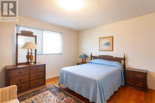 7803 Hunterslea Crescent Nw, Calgary, AB - Indoor Photo Showing Bedroom