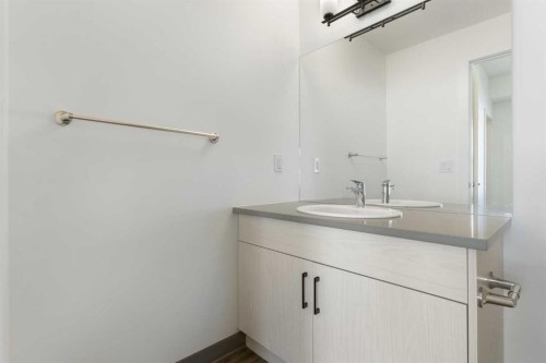 605-24 Rivercrest Drive, Cochrane, AB - Indoor Photo Showing Bathroom