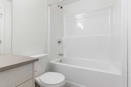 605-24 Rivercrest Drive, Cochrane, AB - Indoor Photo Showing Bathroom