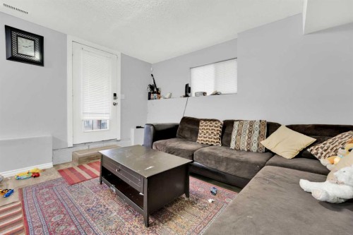 185 Tarawood Place Ne, Calgary, AB - Indoor Photo Showing Living Room