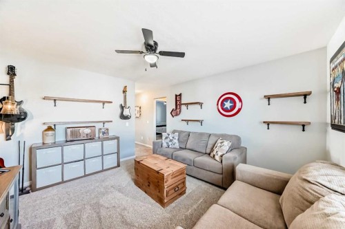4 Bethune Way, Carstairs, AB - Indoor Photo Showing Living Room