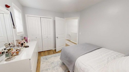 103 Prestwick Villas Se, Calgary, AB - Indoor Photo Showing Bedroom