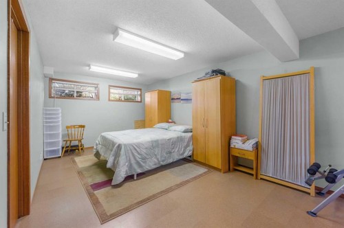 7 Bernard Court Nw, Calgary, AB - Indoor Photo Showing Bedroom