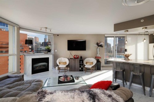 1303-804 3 Avenue Sw, Calgary, AB - Indoor Photo Showing Living Room With Fireplace