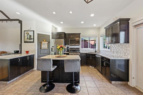 39 Valarosa Drive, Didsbury, AB - Indoor Photo Showing Kitchen With Upgraded Kitchen