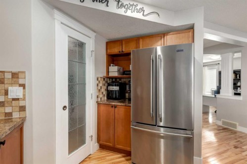 32 Evanscove Heights Nw, Calgary, AB - Indoor Photo Showing Kitchen
