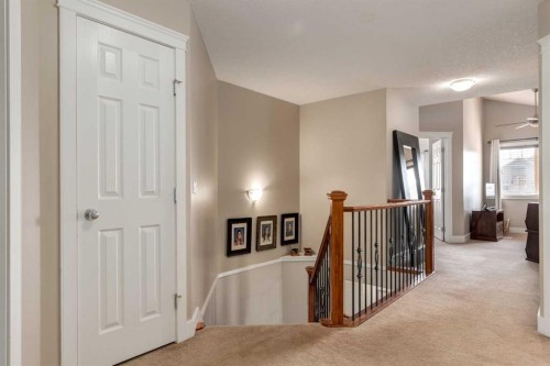 32 Evanscove Heights Nw, Calgary, AB - Indoor Photo Showing Other Room