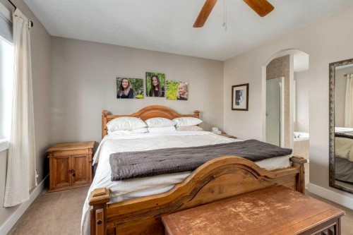 32 Evanscove Heights Nw, Calgary, AB - Indoor Photo Showing Bedroom