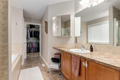 32 Evanscove Heights Nw, Calgary, AB - Indoor Photo Showing Bathroom