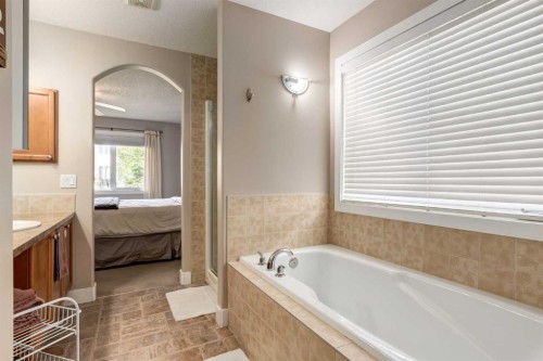 32 Evanscove Heights Nw, Calgary, AB - Indoor Photo Showing Bathroom