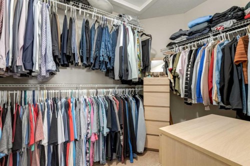 32 Evanscove Heights Nw, Calgary, AB - Indoor With Storage