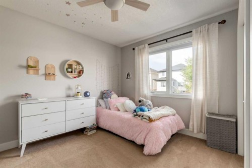 32 Evanscove Heights Nw, Calgary, AB - Indoor Photo Showing Bedroom