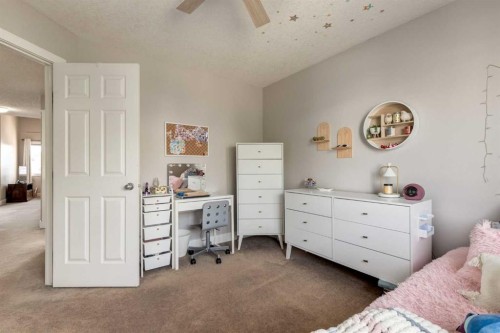 32 Evanscove Heights Nw, Calgary, AB - Indoor Photo Showing Bedroom