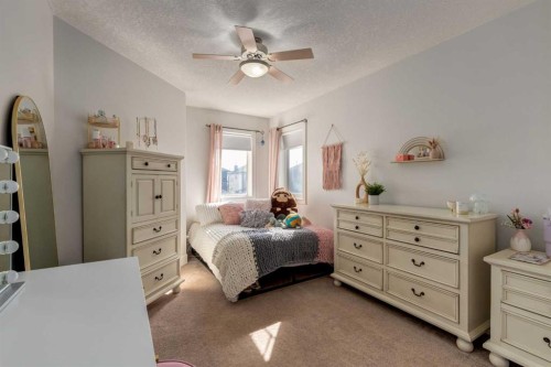 32 Evanscove Heights Nw, Calgary, AB - Indoor Photo Showing Bedroom