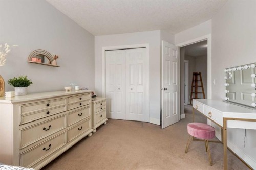 32 Evanscove Heights Nw, Calgary, AB - Indoor Photo Showing Bedroom