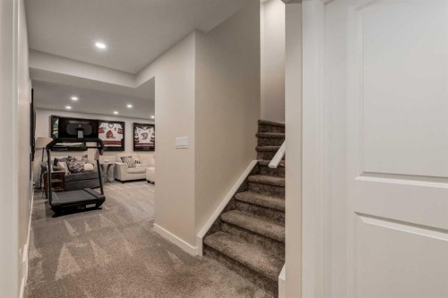 32 Evanscove Heights Nw, Calgary, AB - Indoor Photo Showing Other Room