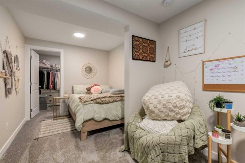32 Evanscove Heights Nw, Calgary, AB - Indoor Photo Showing Bedroom