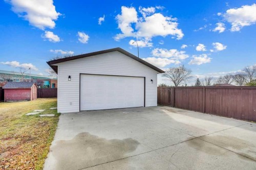 56 Castleglen Crescent Ne, Calgary, AB - Outdoor