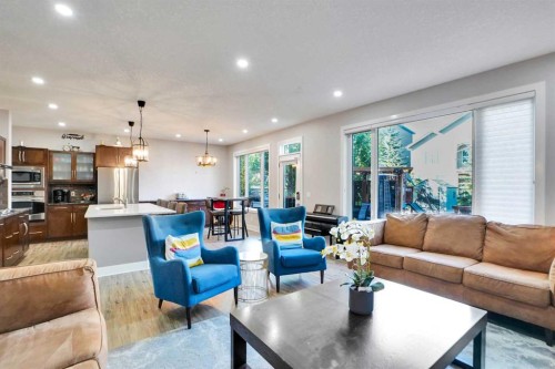 70 Royal Ridge Manor Nw, Calgary, AB - Indoor Photo Showing Living Room