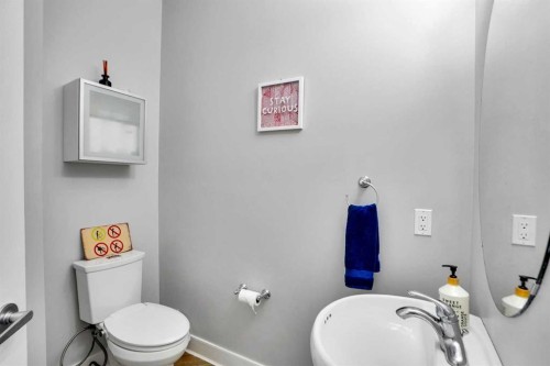 70 Royal Ridge Manor Nw, Calgary, AB - Indoor Photo Showing Bathroom